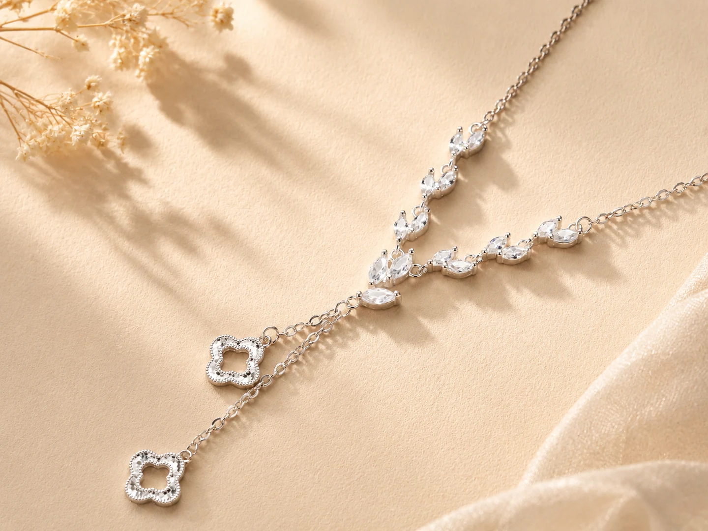 Leaf link silver necklace reference style